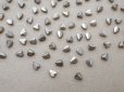 画像2: アンティーク 極小 ハート型 ガラスビーズ シルバー色 4.5×3.75mm 123ピース (2)