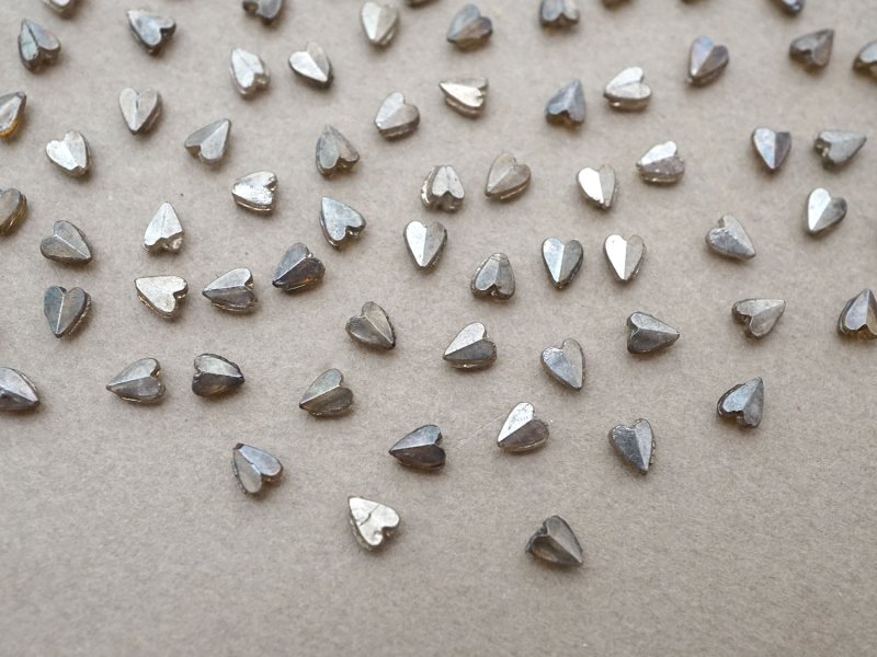 画像2: アンティーク 極小 ハート型 ガラスビーズ シルバー色 4.5×3.75mm 123ピース