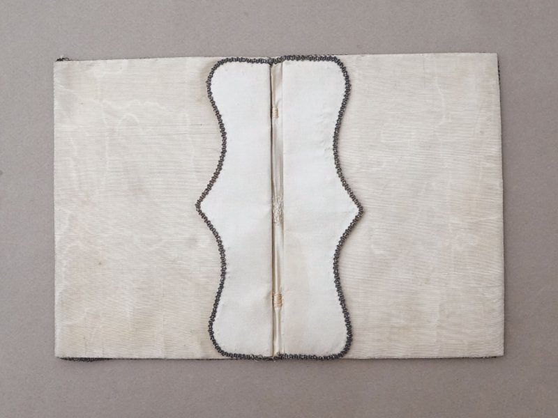 画像9: 18世紀末 アンティーク シルク製 ポシェット イニシャル&ファイヤーハートの刺繍入り