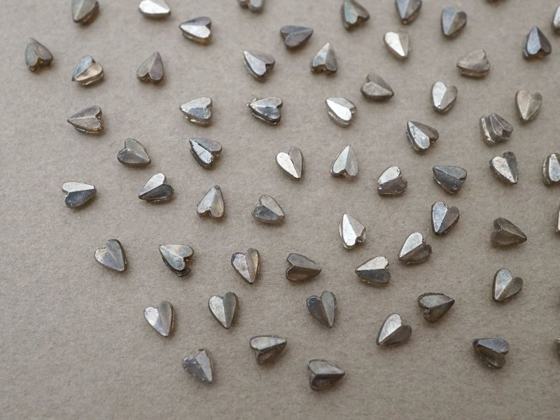 画像4: アンティーク 極小 ハート型 ガラスビーズ シルバー色 4.5×3.75mm 123ピース