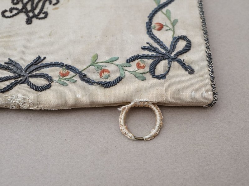 画像8: 18世紀末 アンティーク シルク製 ポシェット イニシャル&ファイヤーハートの刺繍入り
