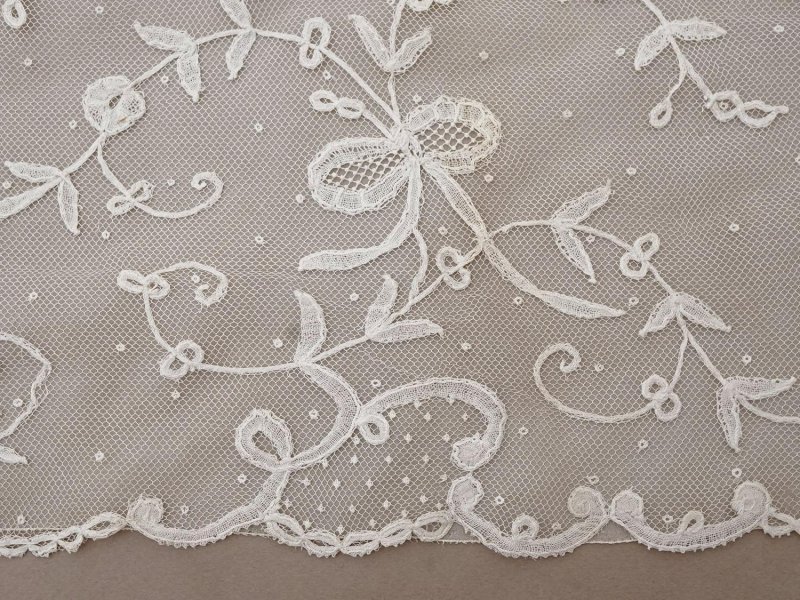 画像19: 19世紀末 アンティーク ドレスパーツ リボンのモチーフ アプリカシオン・アングルテール  4.2m 幅広22.5cmオフホワイト ボビンレース