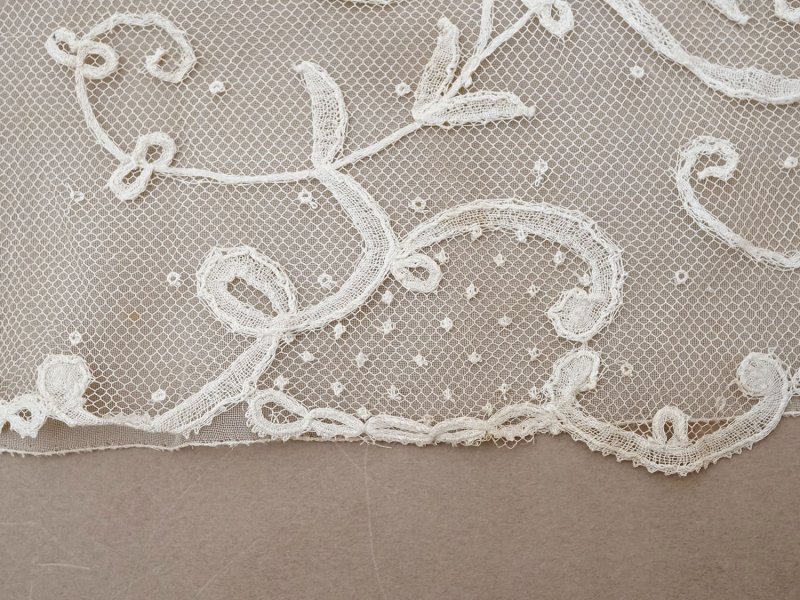 画像18: 19世紀末 アンティーク ドレスパーツ リボンのモチーフ アプリカシオン・アングルテール  4.2m 幅広22.5cmオフホワイト ボビンレース
