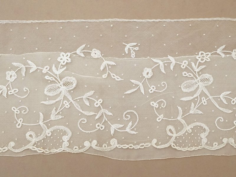 画像3: 19世紀末 アンティーク ドレスパーツ リボンのモチーフ アプリカシオン・アングルテール  4.2m 幅広22.5cmオフホワイト ボビンレース
