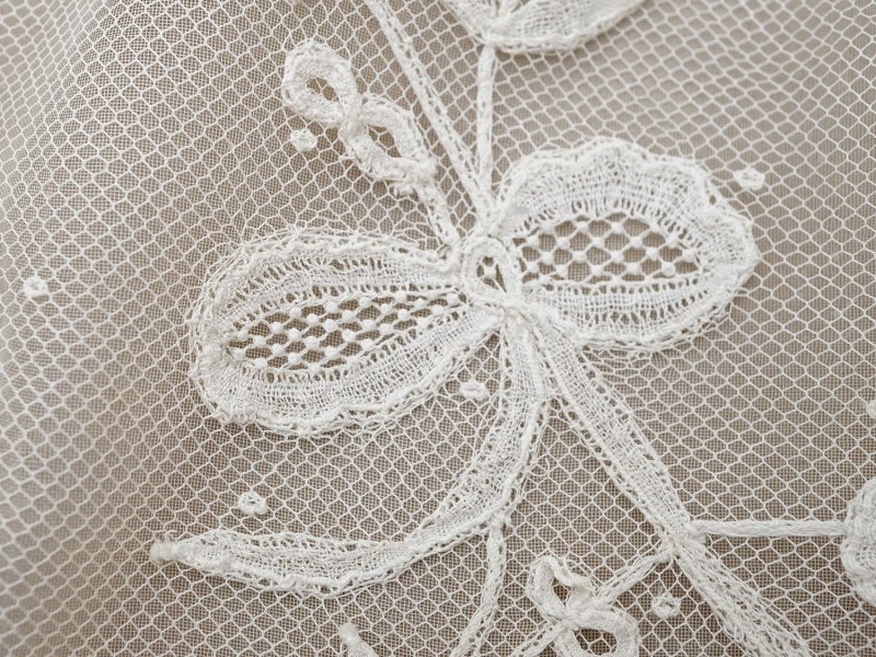 画像13: 19世紀末 アンティーク ドレスパーツ リボンのモチーフ アプリカシオン・アングルテール  4.2m 幅広22.5cmオフホワイト ボビンレース