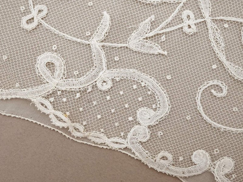 画像9: 19世紀末 アンティーク ドレスパーツ リボンのモチーフ アプリカシオン・アングルテール  4.2m 幅広22.5cmオフホワイト ボビンレース