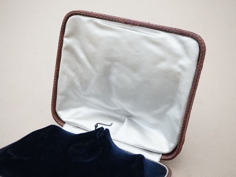 画像7: 19世紀 アンティーク AR イニシャル入り ジュエリーボックス ボルドーブラウン ペンダント＆ピアス 