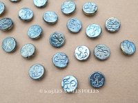 アンティーク モノグラム入り ガラスビーズ メタリックブルー 11mm 24ピースのセット 