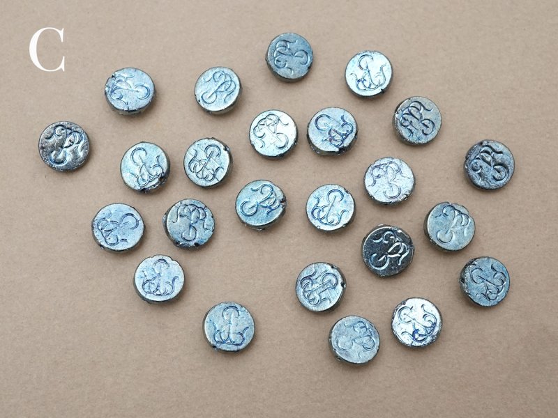 画像10: アンティーク モノグラム入り ガラスビーズ メタリックブルー 11mm 24ピースのセット 