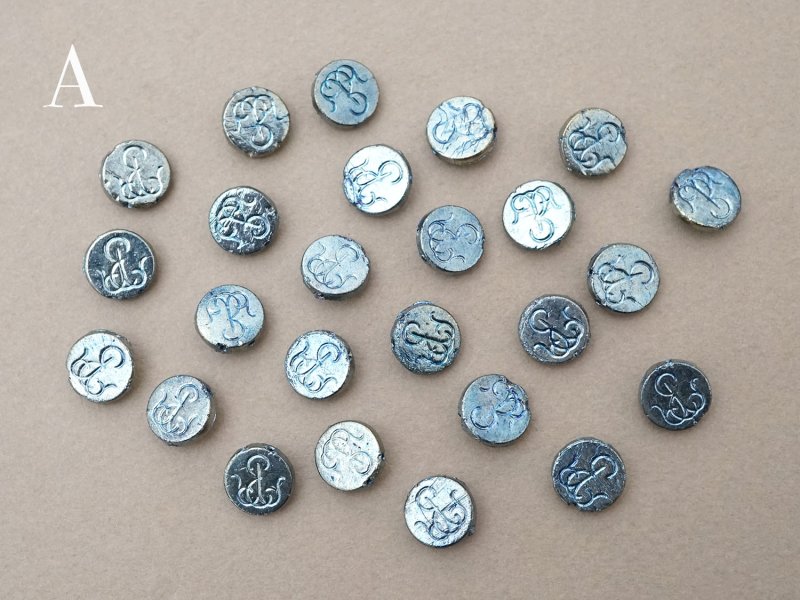 画像2: アンティーク モノグラム入り ガラスビーズ メタリックブルー 11mm 24ピースのセット 