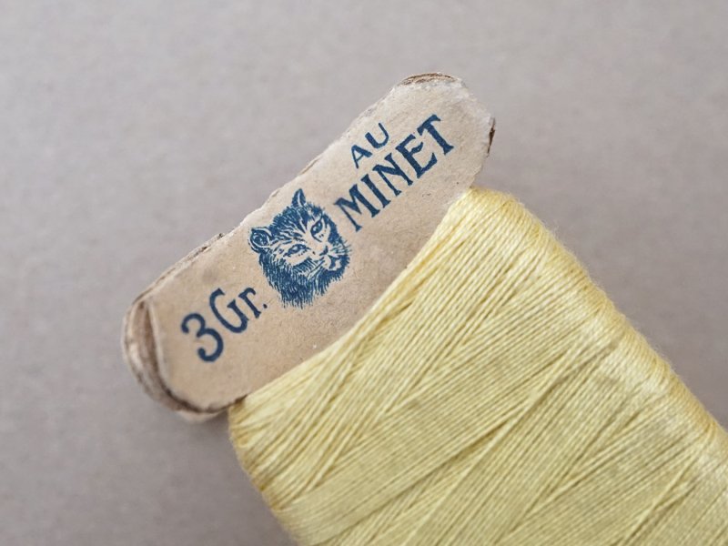 画像2: アンティーク  猫の糸巻き ボルドー レモン色 - AU MINET -