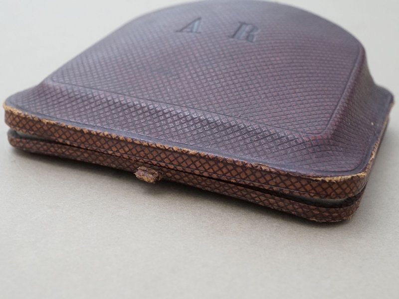 画像3: 19世紀 アンティーク AR イニシャル入り ジュエリーボックス ボルドーブラウン ペンダント＆ピアス 