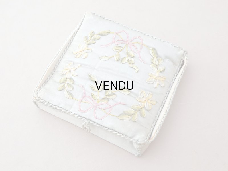 画像2: アンティーク リボン刺繍 パウダーブルーのシルクボックス 
