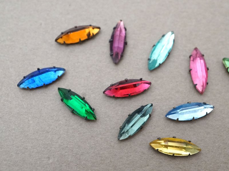 画像2: 19世紀末 アンティーク グラスストーン 11ピースのセット ラインストーン