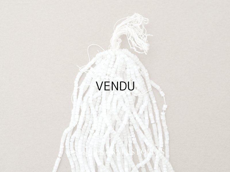 画像1: アンティーク ガラス製 サティネビーズ ホワイト 26g 1cm=8.5粒