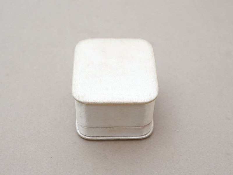 画像2: アンティーク シルクサテンのジュエリーボックス  オフホワイト