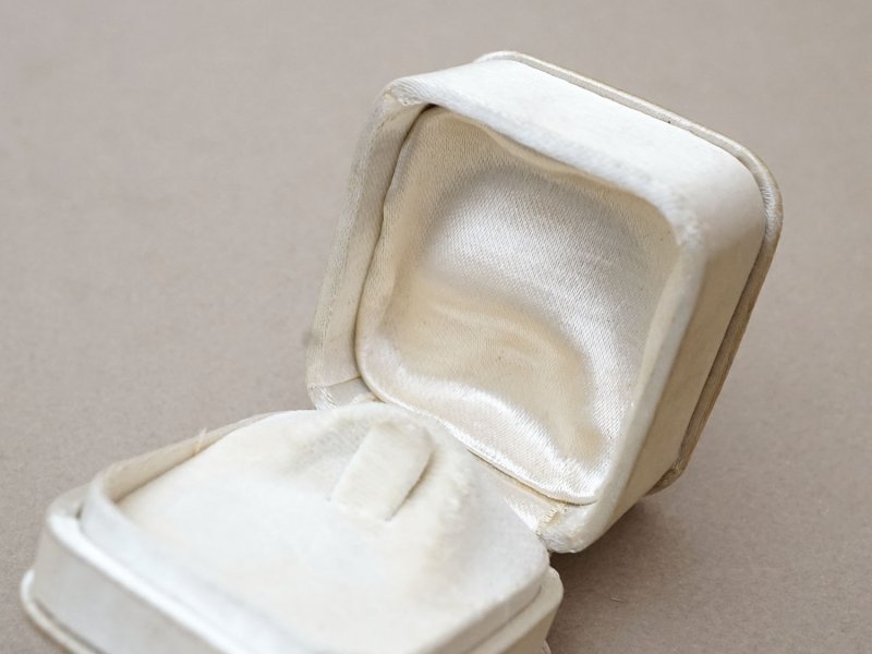 画像7: アンティーク シルクサテンのジュエリーボックス  オフホワイト