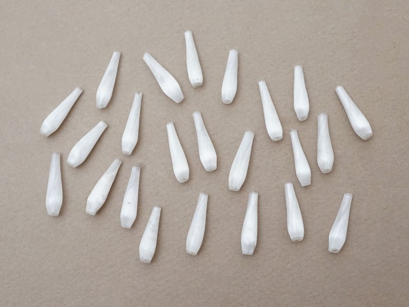 画像2: 【クリスマスセール2025対象外】アンティーク スフレビーズ パールホワイトドロップ型 21×5.5mm 24ピースのセット 吹きガラス製ビーズ