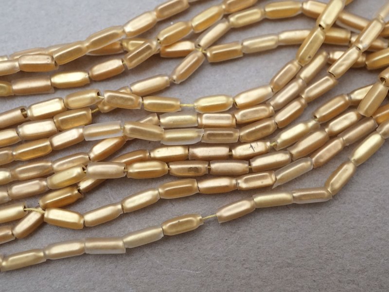 画像4: アンティーク スフレビーズ スモーキーゴールド スティック型  2×5.5mm  約350〜550ピース 吹きガラス製 ビーズ