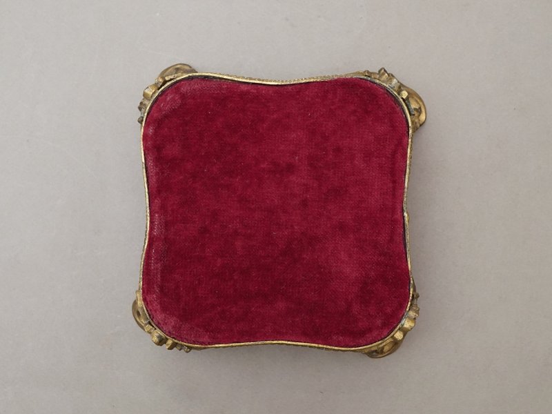 画像3: 【クリスマスセール2025対象外】アンティーク ベルベットの台座 ボルドー 