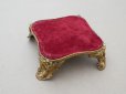 画像2: 【クリスマスセール2025対象外】アンティーク ベルベットの台座 ボルドー  (2)