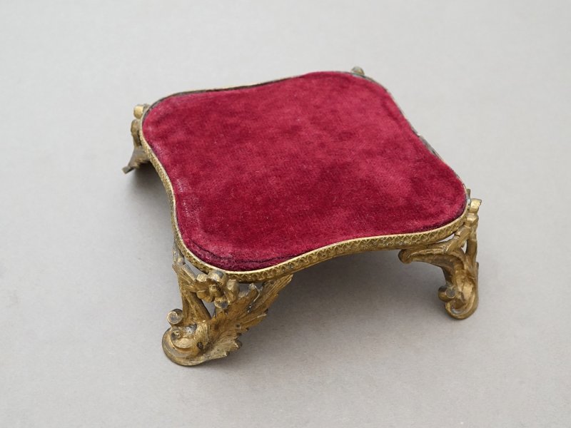 画像2: 【クリスマスセール2025対象外】アンティーク ベルベットの台座 ボルドー 