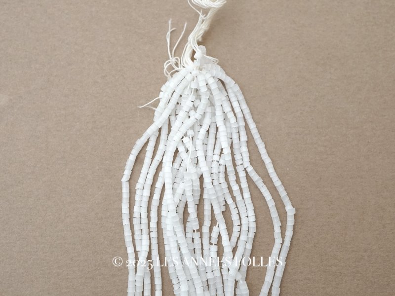 画像1: アンティーク ガラス製 サティネビーズ ホワイト 1cm=8粒 17〜19g