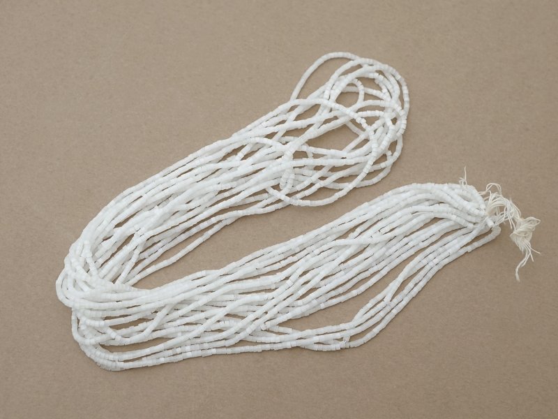 画像2: アンティーク ガラス製 サティネビーズ ホワイト 1cm=8粒 17〜19g