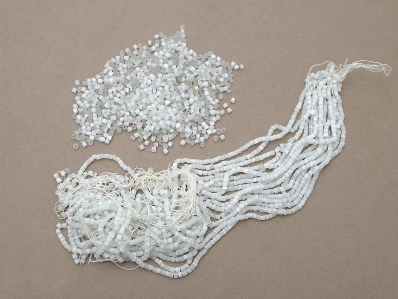 画像5: アンティーク サティネビーズ ホワイト ガラスビーズ 1cm=4.5粒 61g