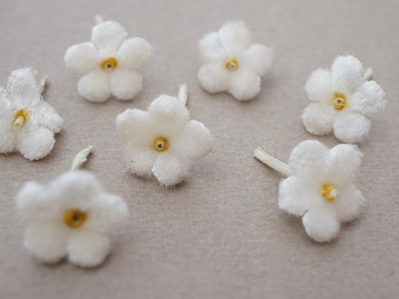 画像2: アンティーク 勿忘草 ベルベットの布花  オフホワイト 7ピースのセット 15mm