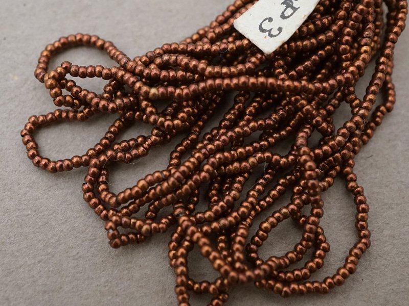 画像2: アンティーク メタルビーズ 極小 丸 チョコレートブラウン 1cm=11.5粒 P3 メタル製 ビーズ 