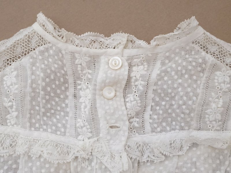画像9: 1900年頃 アンティーク ベビー用 ブラウスドット刺繍のコットンファブリック 