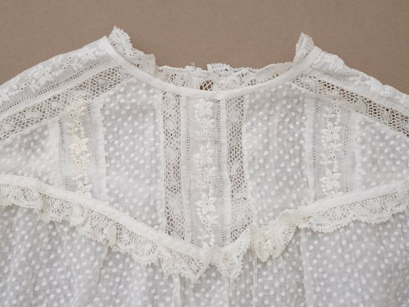 画像4: 1900年頃 アンティーク ベビー用 ブラウスドット刺繍のコットンファブリック 