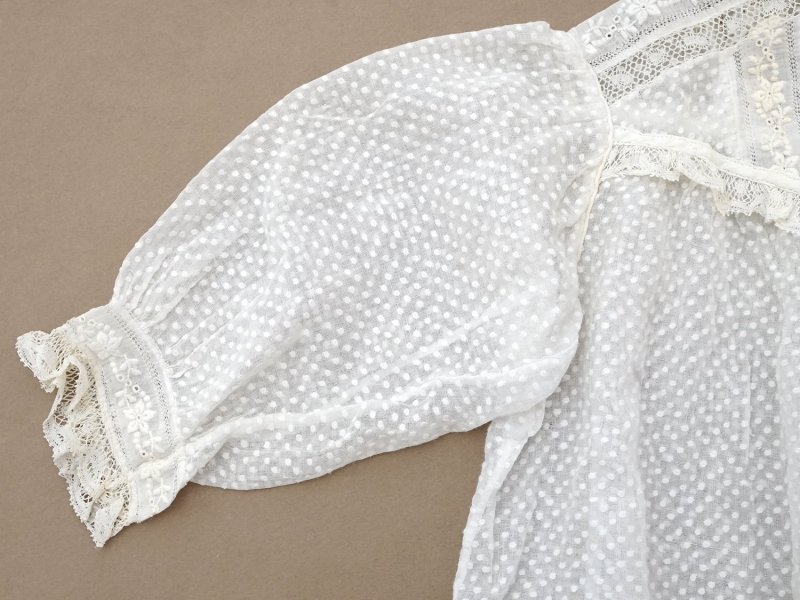 画像2: 1900年頃 アンティーク ベビー用 ブラウスドット刺繍のコットンファブリック 