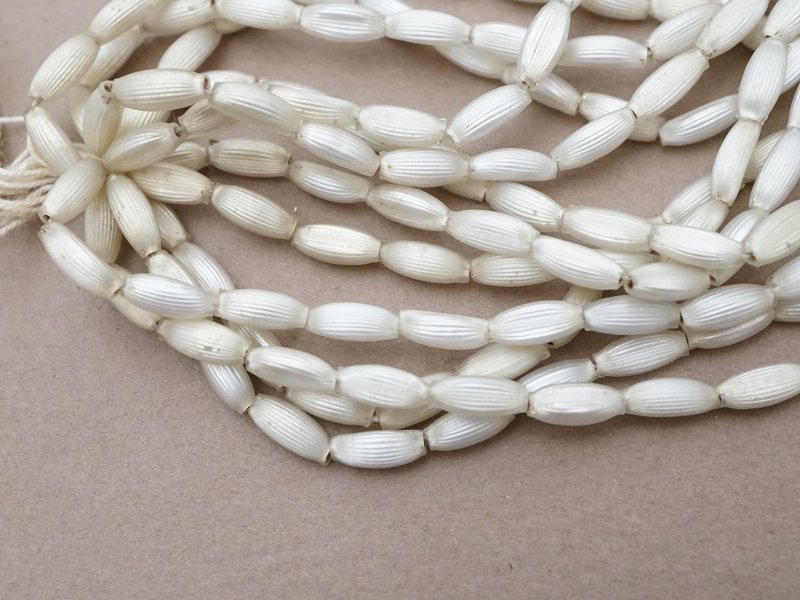 画像7:  アンティーク スフレビーズ マーキス型 ライン入り ホワイトシルバー  4×9mm  約390ピース 吹きガラス製 ビーズ