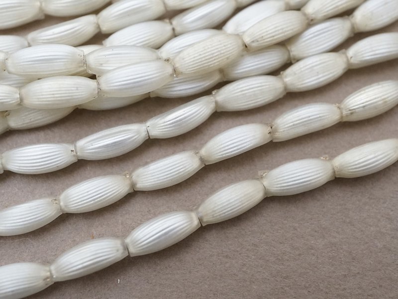 画像6:  アンティーク スフレビーズ マーキス型 ライン入り ホワイトシルバー  4×9mm  約390ピース 吹きガラス製 ビーズ