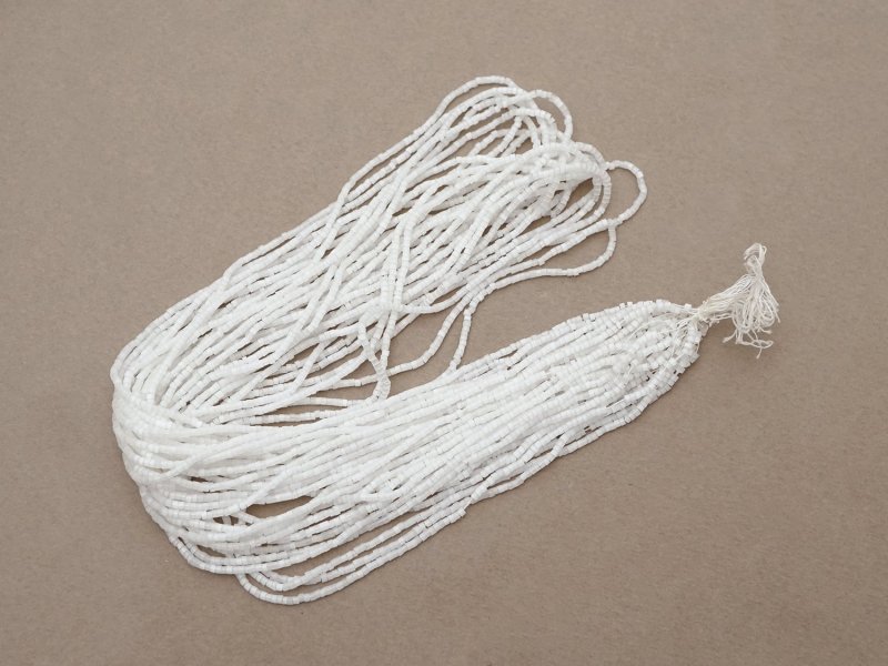 画像2: アンティーク ガラス製 サティネビーズ オフホワイト 1cm=9粒 21〜29g