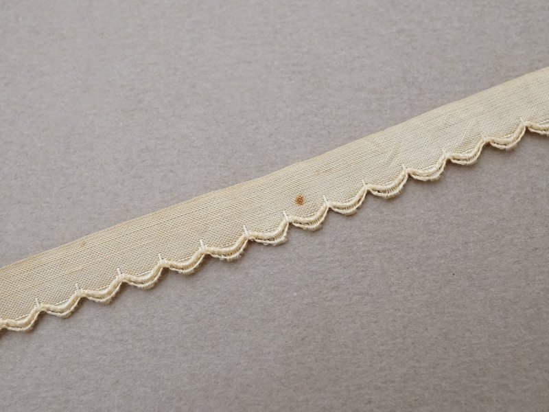 画像7: アンティーク スカラップトリム 刺繍入り ライトベージュ 1.7m 1cm幅 