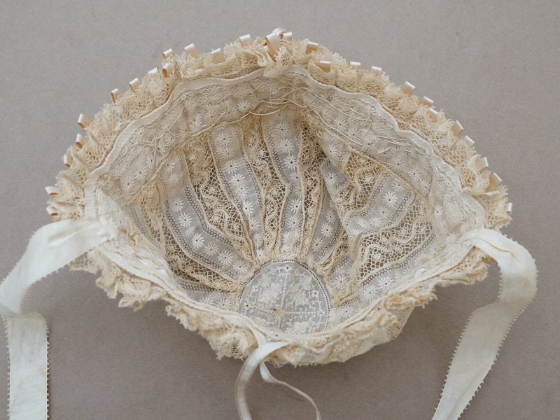 画像6: アンティーク バテム用 ボネ グレイッシュピンクのシルクサテンリボン＆レース ベビー用ボネ