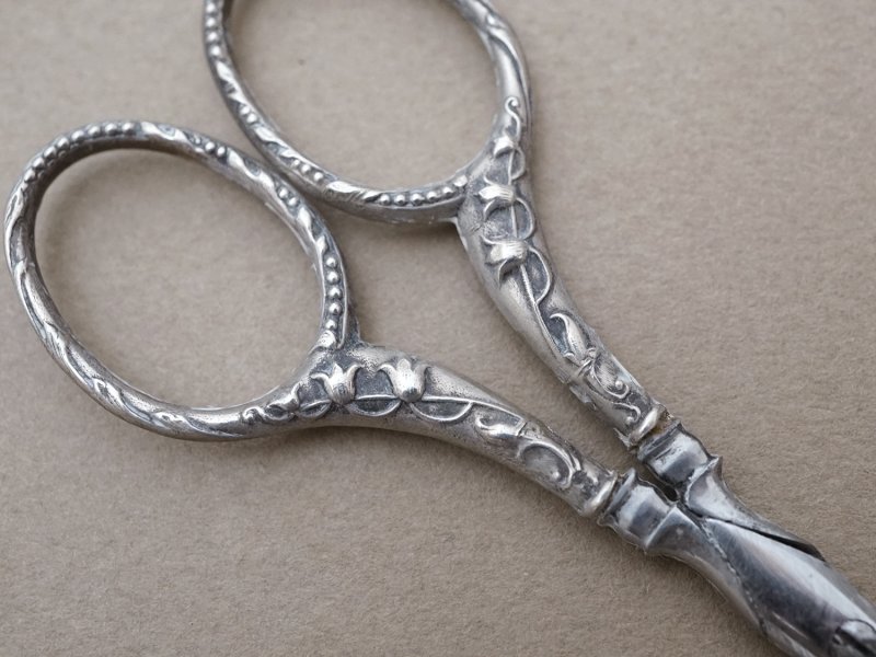 画像8: アンティーク シルバー製 鈴蘭の裁縫道具セット 