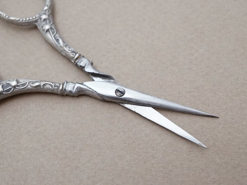 画像7: アンティーク シルバー製 鈴蘭の裁縫道具セット 