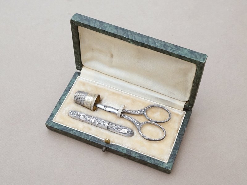 画像2: アンティーク シルバー製 鈴蘭の裁縫道具セット 