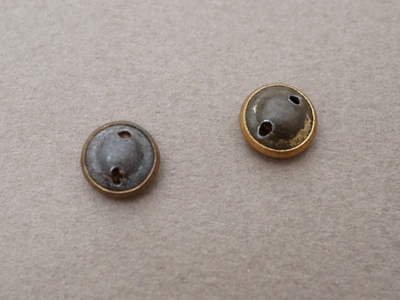 画像3: アンティーク 極小 エナメル ボタン オフホワイト＆ゴールド 8mm ドール用 ピース売り