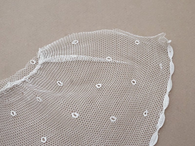 画像9: アンティーク 幅広 フリルレース 2.5m オフホワイト ドット刺繍入り チュールレース  幅11.5cm 