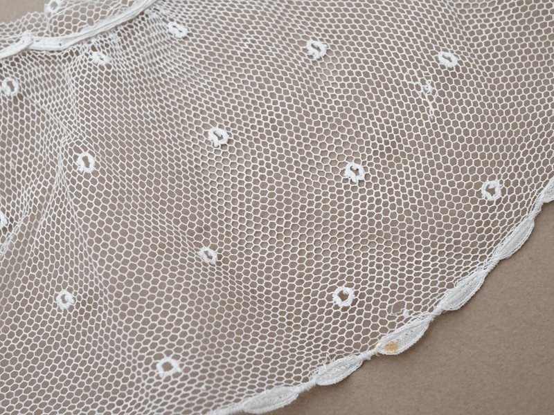 画像11: アンティーク 幅広 フリルレース 2.45m オフホワイト ドット刺繍入り チュールレース  幅11.5cm 