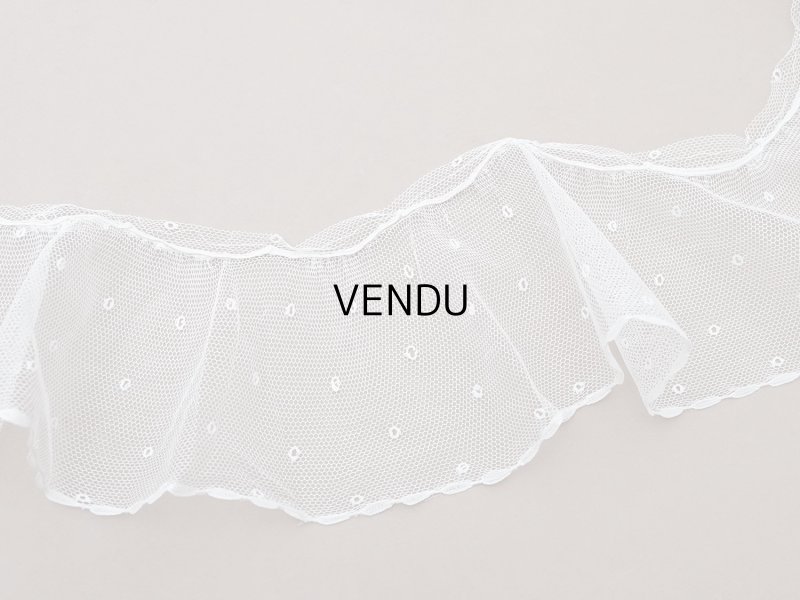 画像2: アンティーク 幅広 フリルレース 2.45m オフホワイト ドット刺繍入り チュールレース  幅11.5cm 