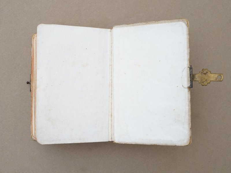 画像10: ＊蚤の市＊ 1901年 ミサ典書 薔薇のブーケ＆クロス 聖書 