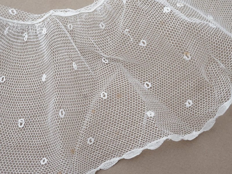 画像9: アンティーク 幅広 フリルレース 2.45m オフホワイト ドット刺繍入り チュールレース  幅11.5cm 