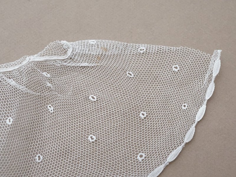 画像12: アンティーク 幅広 フリルレース 2.45m オフホワイト ドット刺繍入り チュールレース  幅11.5cm 