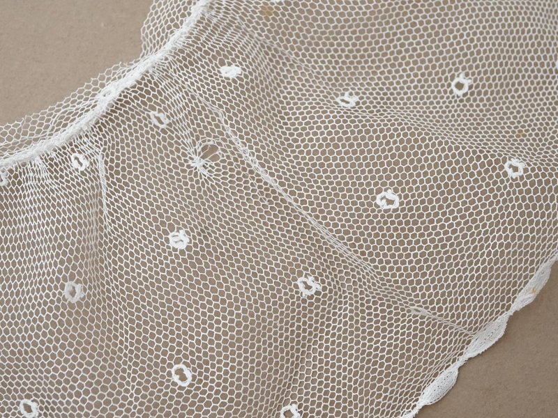 画像7: アンティーク 幅広 フリルレース 2.5m オフホワイト ドット刺繍入り チュールレース  幅11.5cm 